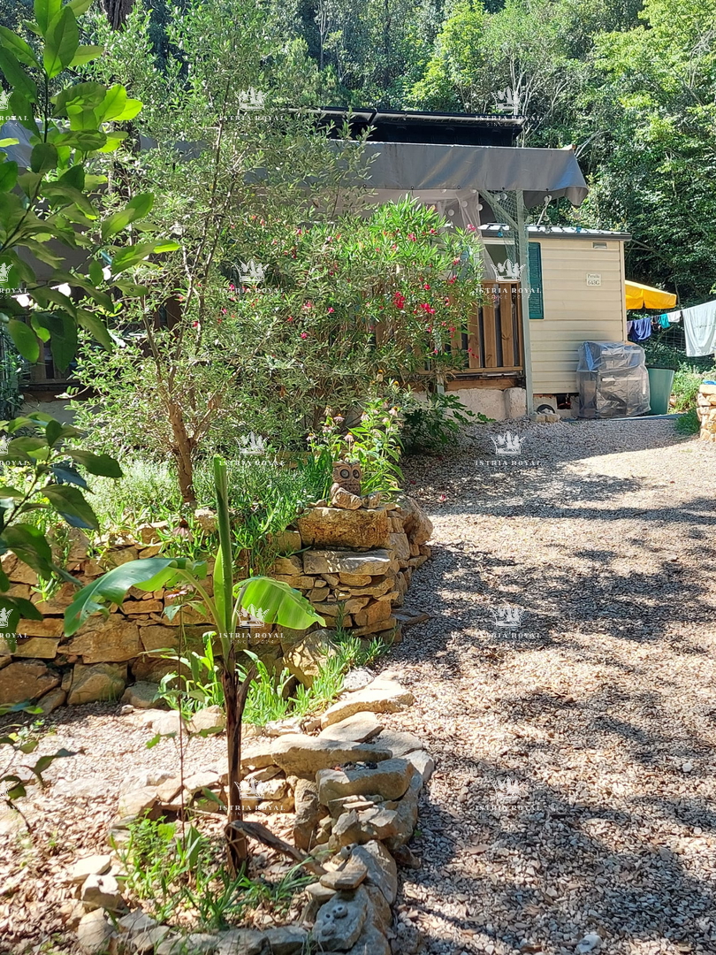 Dve urejeni parceli z mobilnimi hišicami – 30 sekund od plaže – vrhunska naložba v Istri